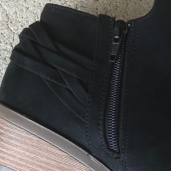 Last one! 6.5 Qupid Black BOOTIE criss cross decor - Picture 7 of 8